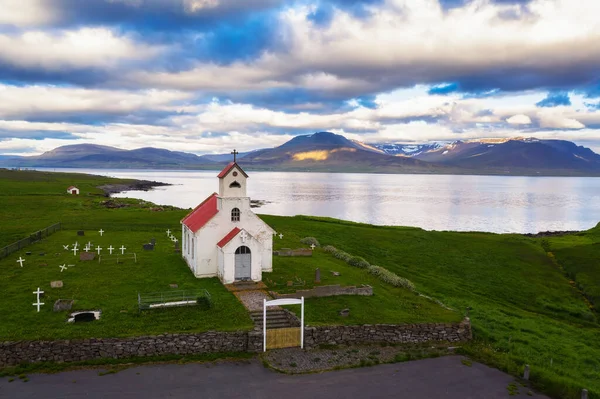 Vue aérienne de l'église Innra-Holmskirkja avec un cimetière en Islande — Photo