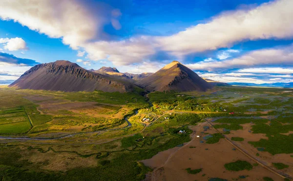 Vista aérea das montanhas acima da aldeia de Akranes, no oeste da Islândia — Fotografia de Stock