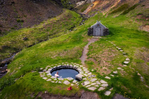 Luftaufnahme der heißen Quelle von Gudrunarlaug in Island — Stockfoto