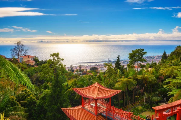 Uitzicht over de stad Funchal vanuit de tuinen van Monte Palace in Madeira, Portugal — Stockfoto