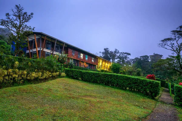 Celeste Mountain Lodge se nachází v deštném pralese v Kostarice — Stock fotografie