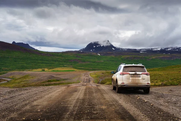 Λευκό όχημα ενοικίασης SUV στο χωματόδρομο της περιοχής Westfjords στην Ισλανδία — Φωτογραφία Αρχείου