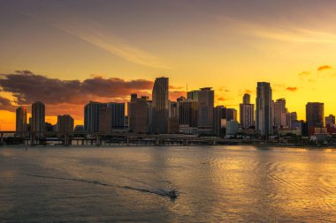 Miami şehir merkezinde gün batımı Skyline ve Biscayne Körfezi
