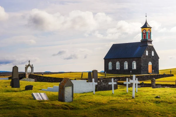 Eglise de Hvalsneskirkja avec cimetière en Islande — Photo