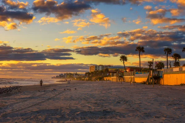 Pobřeží Daytona Beach na Floridě při východu slunce s lidmi a palmami — Stock fotografie
