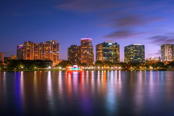 Pôr-do-sol colorido acima Lake Eola e horizonte da cidade em Orlando, Flórida — Fotografia de Stock