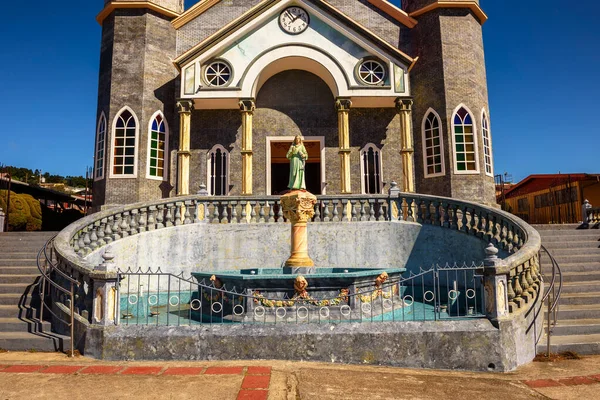 Chiesa cattolica chiamata Iglesia de San Rafael a Zarcero, Costa Rica — Foto Stock