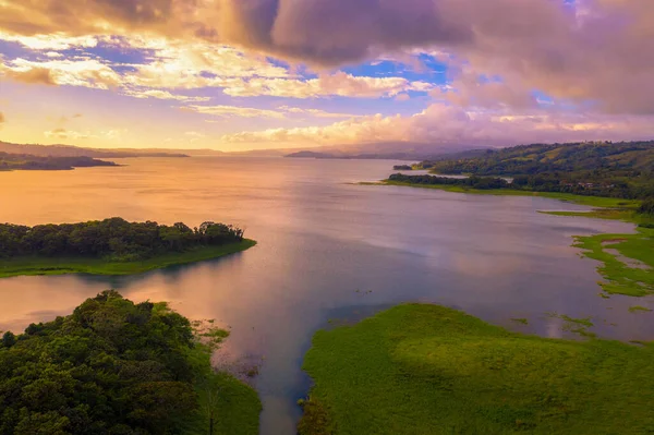 Pôr do sol acima do Lago Arenal em Costa Rica — Fotografia de Stock