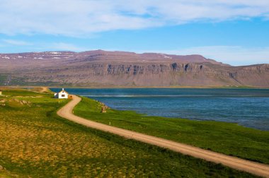 Westfjords, İzlanda 'da sahil boyunca uzanan toprak yol.