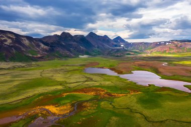 Thingvellir Ulusal Parkı, İzlanda 'daki göl ve dağların havadan görünüşü