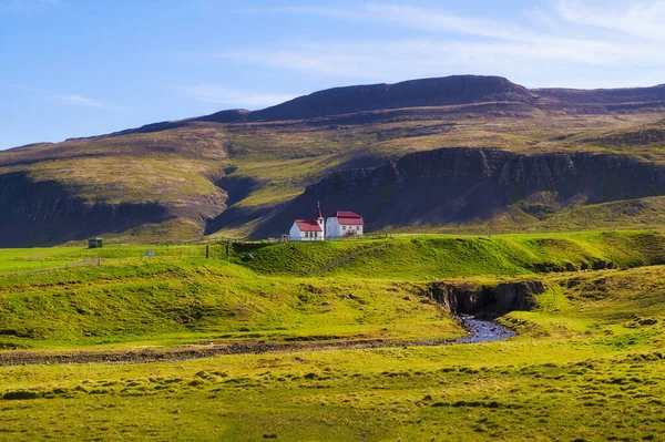 Igreja solitária na região dos fiordes ocidentais da Islândia — Fotografia de Stock