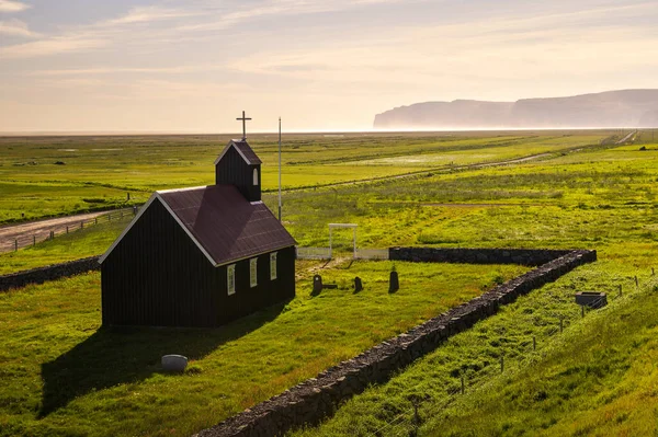 Eglise en bois noir Saurbaejarkirkja avec cimetière dans les Westfjords, Islande — Photo