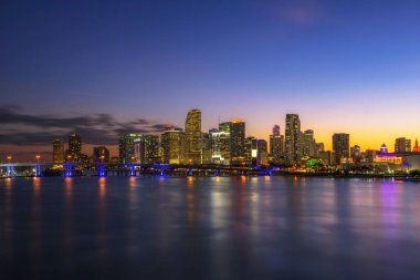Miami şehir merkezinde gün batımı Skyline ve Biscayne Körfezi