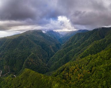 Portekiz, Madeira 'nın merkezindeki dağların üzerinden hava manzarası