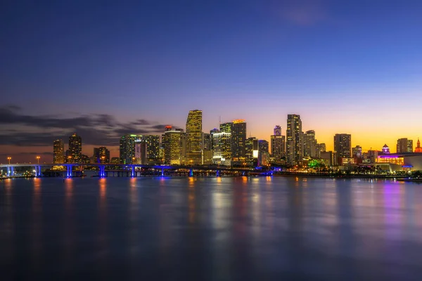 Puesta de sol sobre Downtown Miami Skyline y Biscayne Bay —  Fotos de Stock