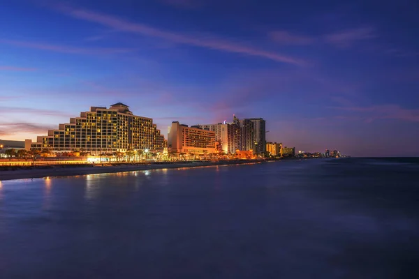 Linha do horizonte noturno de Daytona Beach na Flórida, EUA — Fotografia de Stock