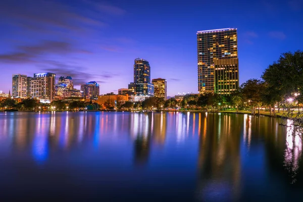 Night skyline Orlando, Florida, med Lake Eola i forgrunden - Stock-foto