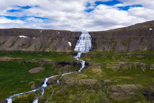 Letecký pohled na vodopád Dynjandi na poloostrově Westfjords na Islandu — Stock fotografie