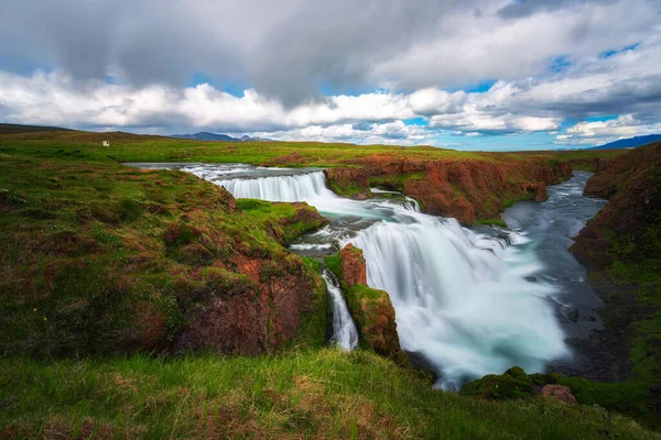 Cachoeira Reykjafoss localizada perto de Varmahlid, na Islândia — Fotografia de Stock