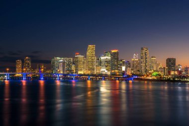 Gece Miami Skyline ve Biscayne Körfezi 'nde