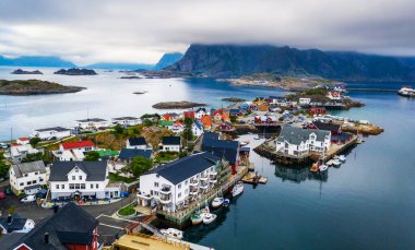 Norveç 'teki Lofoten adalarındaki Henningsvaer balıkçı köyünün havadan görünüşü