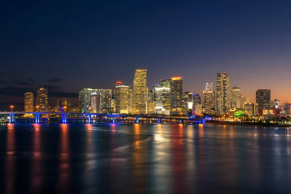 Downtown Miami Skyline e Biscayne Bay à noite — Fotografia de Stock