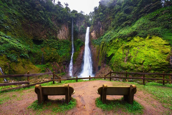 Leere Bänke am Wasserfall Catarata del Toro in Costa Rica — Stockfoto