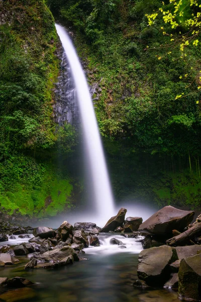 La Fortuna Καταρράκτης στην Κόστα Ρίκα στον ποταμό Arenal — Φωτογραφία Αρχείου