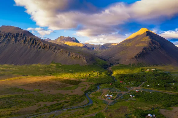 Flygfoto över bergen ovanför byn Akranes på västra Island — Stockfoto