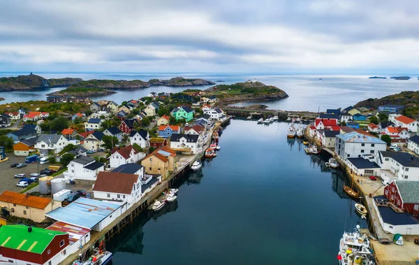 Veduta aerea del villaggio di pescatori di Henningsvaer sulle isole Lofoten in Norvegia — Foto Stock