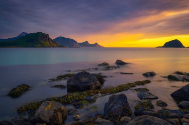 Norveç 'teki Lofoten adaları üzerinde gün batımı