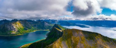 Norveç 'in kuzeyindeki Senja Adası' ndaki Husfjellet Dağı 'nın hava manzarası.
