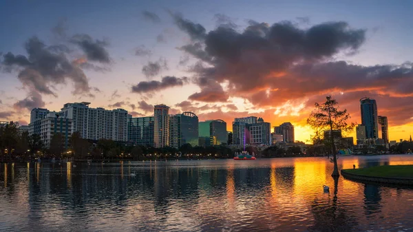 Pôr-do-sol colorido acima Lake Eola e horizonte da cidade em Orlando, Flórida — Fotografia de Stock