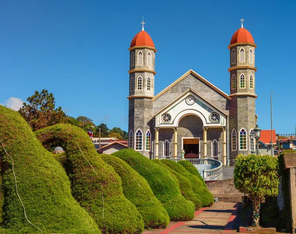 Chiesa cattolica con parco a Zarcero, Costa Rica — Foto Stock