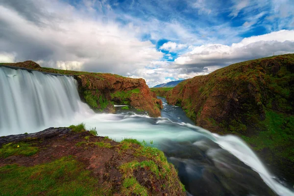 Reykjafoss vodopád se nachází v blízkosti Varmahlid na Islandu — Stock fotografie