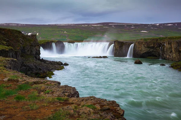 Godafoss vodopád na Islandu, jeden z nejslavnějších icelandských vodopádů. — Stock fotografie