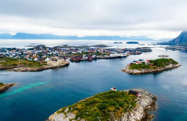 Veduta aerea del villaggio di pescatori di Henningsvaer sulle isole Lofoten in Norvegia — Foto Stock