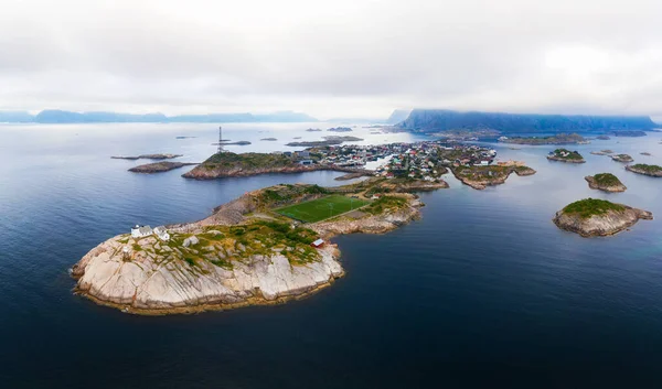 Veduta aerea del villaggio di pescatori di Henningsvaer sulle isole Lofoten in Norvegia — Foto Stock