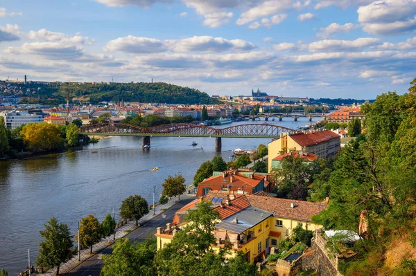 Prahan linna ja Vltava joki Ylä-linnasta katsottuna — kuvapankkivalokuva