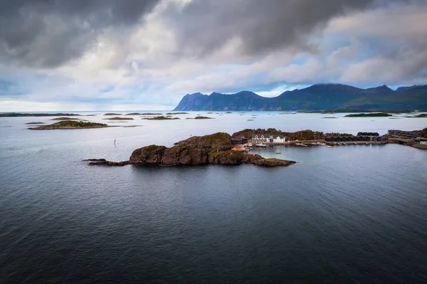 Vista aérea da aldeia Hamn i Senja localizada na Ilha Senja, na Noruega — Fotografia de Stock