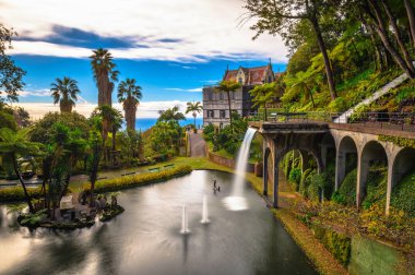 Portekiz 'in Madeira Adası Funchal' daki Monte Palace bahçesindeki çeşme.