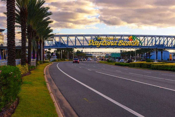 Um sinal de boas-vindas em Daytona Beach, Flórida. — Fotografia de Stock