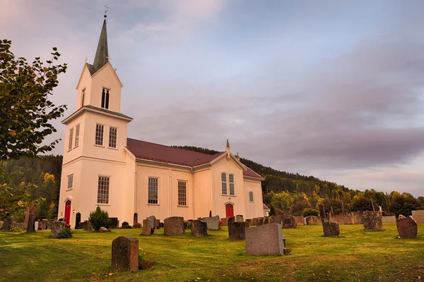 Bâton église dans un village de Norvège au coucher du soleil — Photo