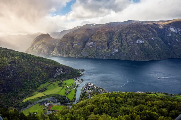 Aurland and Aurlandsfjord in the mist, Sogn og Fjordane, Noruega — Fotografia de Stock