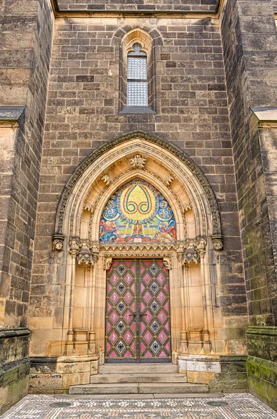 Drzwi wejściowe neogotycki kościół Świętego Piotra i Paul katedry, V — Zdjęcie stockowe