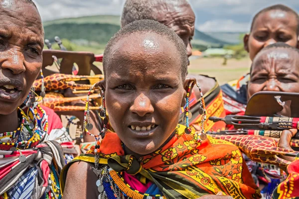 Maasai vrouw met traditionele sieraden verkoop van zelfgemaakte souvenirs — Stockfoto