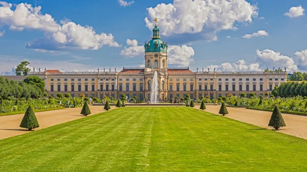 Schloss Charlottenburg (Charlottenburg Sarayı) ile bahçe içinde olmak — Stok fotoğraf