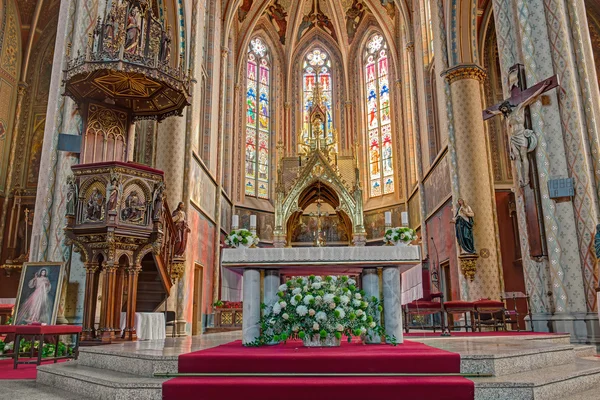 Wnętrza neogotycki kościół St. Ludmila w Pradze — Zdjęcie stockowe