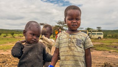 Masai kabilesinden kendi köyünde iki Afrikalı çocuklar