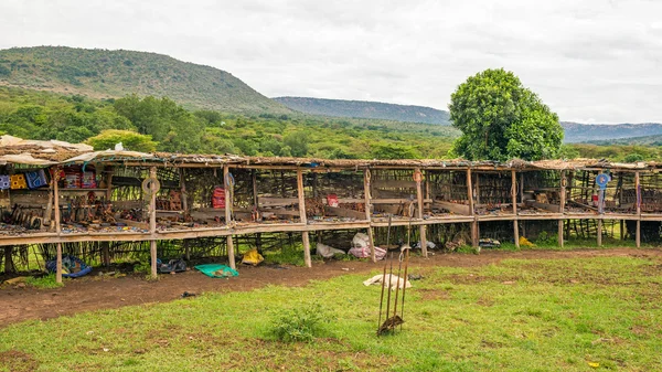 Afrikanska marknaden erbjuder traditionella handgjorda accessoarer från th — Stockfoto